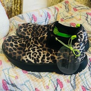 NWT OOFOS OOMG EEZEE Leopard Print
Slip On Shoes Size 8